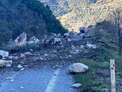 Heyelan dolayısıyla kapanan yola ekipler sevk edildi
