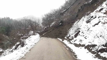 Heyelan köy yolunu ulaşıma kapattı
