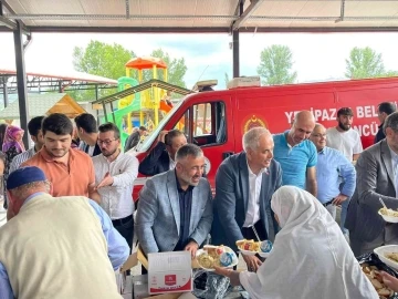 Hıdrellez programında vatandaşlara kendi elleri ile pilav dağıttılar
