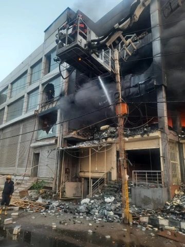 Hindistan’da binada yangın: 26 ölü, 30 yaralı
