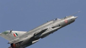 Hindistan&rsquo;da savaş uçağı düştü: 2 ölü