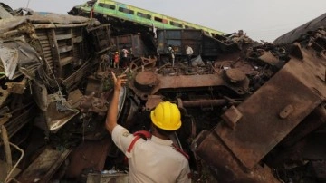 Hindistan'daki tren kazasında bilanço artıyor