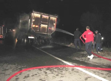 Hisarcık’ta seyir halindeki kamyonun tekerleği patlayıp alev aldı
