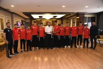 Hokey oyuncuları, Pursaklar Belediye Başkanı Çetin’i ziyaret etti
