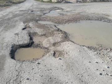 Honaz’ın yolları köstebek yuvasına döndü
