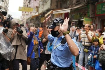 Hong Kong'da polise su sıkan 2 kişi gözaltına alındı