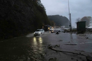 Hopa-Kemalpaşa arasındaki Karadeniz Sahil Yolu dalgaların hışmına uğradı
