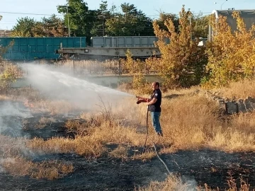 Horasan’da boş arazide çıkan yangın büyümeden söndürüldü
