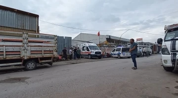 Hurda malzemelerinin altında kalan genç hayatını kaybetti
