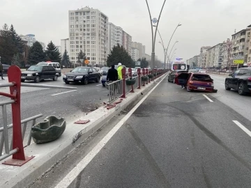 Hurdaya dönen araçtan burunları bile kanamadan çıktılar
