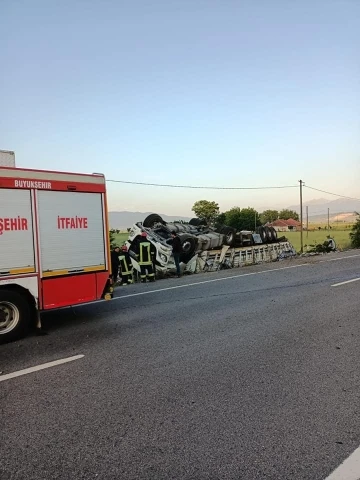 İçecek yüklü tır şarampole devrildi: 1 yaralı
