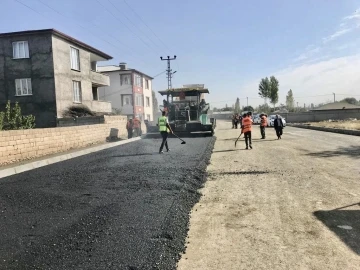 Iğdır Belediyesi sıcak asfalt seferberliğini sürdürüyor
