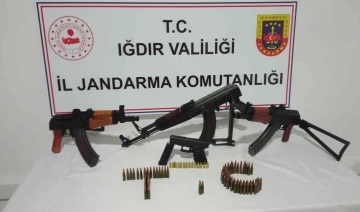 Iğdır’da durdurulan araçta kalaşnikof çıktı: 2 tutuklu
