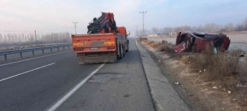 Iğdır’da otomobil önce elektrik direğine çarptı sonra tarlaya uçtu
