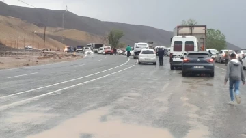 Iğdır’da yağmur sonrası heyelan: Iğdır-Erzurum yolu kapandı
