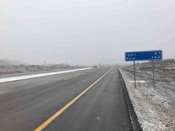Iğdır’da yoğun kar yağışı: Yollarda görüş mesafesi düştü, uçak seferleri iptal edildi
