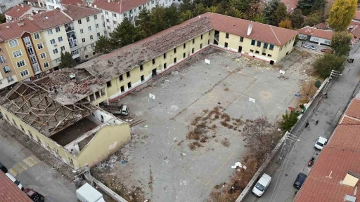 İHA’nın haberinden sonra uyuşturucu yuvasına dönen okulun yıkımına başlandı
