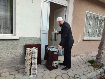 İhtiyaç sahibi ailelere soba ve kömür yardımı yaparak örnek oluyor
