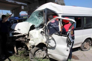 İki araç çarpıştı, köprü ayağına çarparak durabildi
