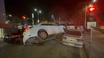 İki aracın arasına sıkışan otomobil diğer aracına üzerine çıktı: 2 yaralı
