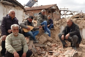 İki depremzededen enkaza türkü