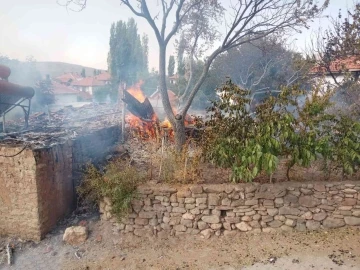 İki ev yanarak kullanılmaz hale geldi
