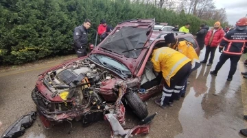 İki otomobil kafa kafaya çarpıştı: 3 yaralı
