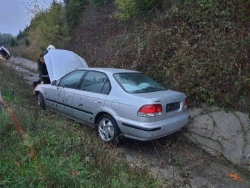 İki otomobil su kanalına devrildi, araçta sıkışan yaralıyı itfaiye kurtardı
