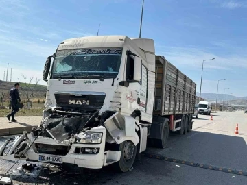 İki tırın çarpıştığı kazada yaralanan sürücü hayatını kaybetti
