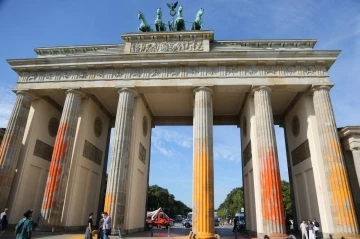 İklim aktivistlerinden tarihi Brandenburg Kapısı’na boyalı saldırı: 14 gözaltı
