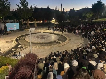 İlk defa gerçekleşen açık hava sinemasına öğrenciler akın etti
