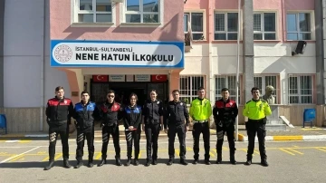 İlkokul öğrencileri polislerle keyifli dakikalar yaşadı
