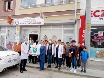 İlkokul öğrencilerinden sağlık çalışanlarına “Maskeden Çiçek”
