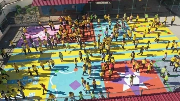İmamoğlu’nda okullardaki oyun alanları rengarenk
