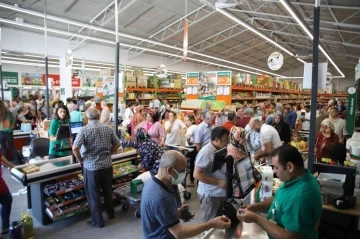 İndirimi duyan koştu, kasada uzun kuyruklar oluştu
