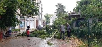 İnegöl’de bayramın birinci günü sağanak sele sebep oldu
