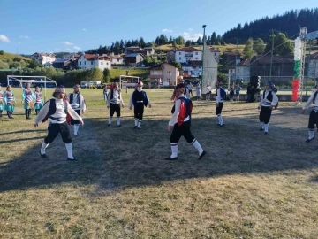 İnegöl Halk Dansları Topluluğu festival turnesinde
