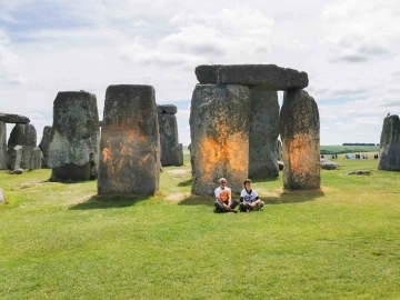 İngiltere’de çevreciler Stonehenge taşlarına turuncu toz boya püskürttü
