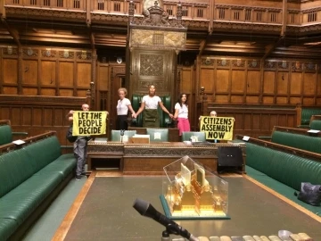 İngiltere’deki çevre aktivistlerinden parlamentoda protesto
