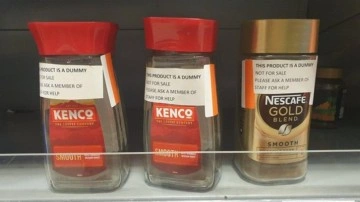 İngiltere marketlerinde hırsızlığa karşı raflara sahte kahve koyuldu