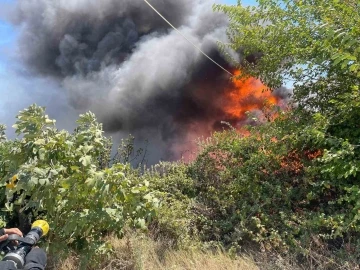 İnşaat malzemeleri bulunan depoda çıkan yangında tedirgin eden patlama
