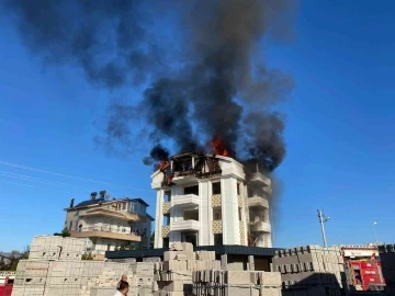 İnşaatın çatı katında çıkan yangında işçiler korku dolu anlar yaşadı
