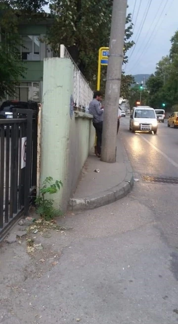 İnsanlar yürüyecek kaldırım bulamıyor
