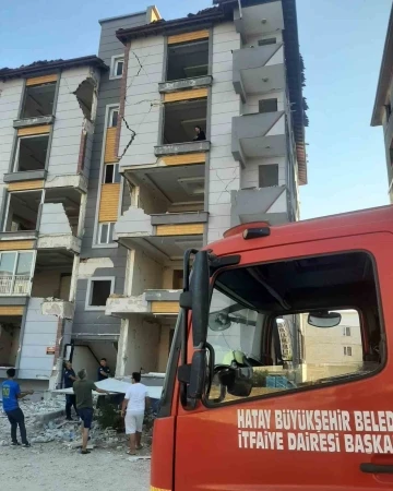 İntihar etmek için 5 katlı apartmana çıkan şahıs ikna edildi
