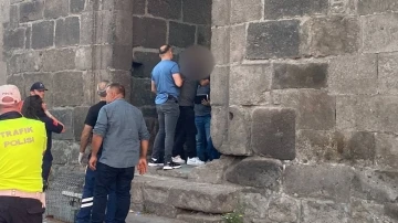 İntihar için kale surlarına çıkan şahsı polis ikna etti
