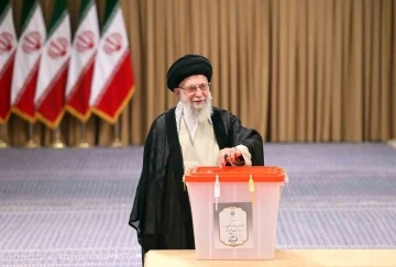 İran’da halk cumhurbaşkanlığı seçimlerinin ikinci turu için sandık başında
