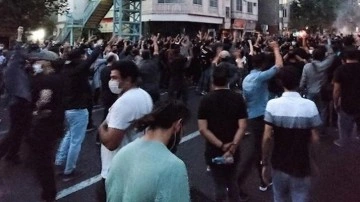 İran kana bulandı. Meydandaki halka ateş açıldı. Saldırıda 19 kişi öldü