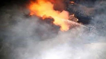 İran&rsquo;da motor yağı fabrikasında yangın