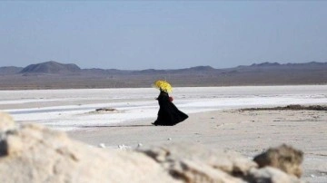 İran&rsquo;daki tuz gölü küresel ısınma nedeniyle can çekişiyor