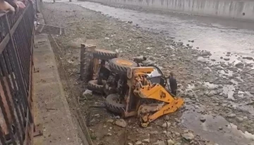 İş makinesi dereye düştü, sürücü yaralandı
